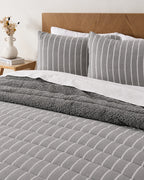 Quilt Palma King Gris con Líneas – Reverso Sherpa